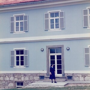 Sr. Elisabeth Gruber vor dem neu renovierten Pfarrhof