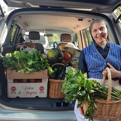 Sr. Elisabeth Gruber freut sich über die Erntegaben