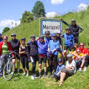 In Mariazell angekommen: Gruppenfoto bei der Ortstafel