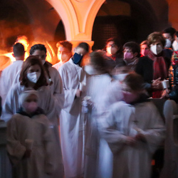 Einzug in die dunkle Kirche