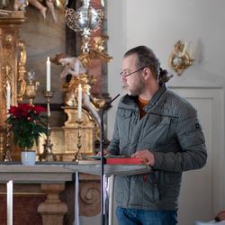 Oliver Petreschen bedankt sich stellvertretend für die Pfarrgemeinde bei Vinzenz Grinschgl