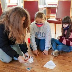 Puzzle zu indischen Kindern und Jugendlichen, welche im Müll nach Verwertbarem suchen.