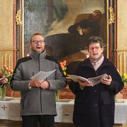 Willibald Leitl, Günther Peritsch, Ursula Leitl und Sr. Maria Leopold stimmen das Halleluja an