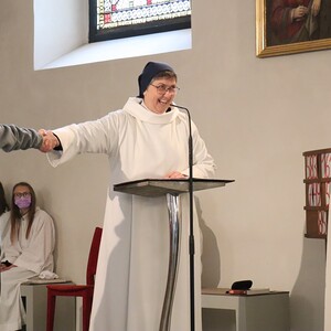 Sr. Maria demonstriert den festen Griff der Auferstehungsikone.