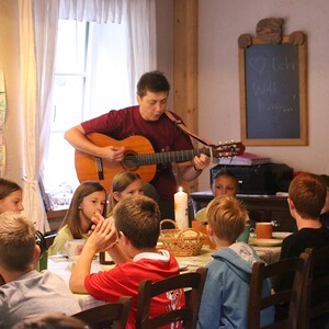Sr. Maria singt zum Morgenlob ein Lied mit den Kindern