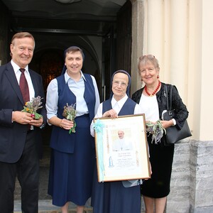 Jubilarin Sr. Angela mit Sr. Maria sowie Marianne Graf und ihrem Mann