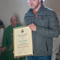 … und überreicht ihm die Dankesurkunde von Bischof Wilhelm Krautwaschl