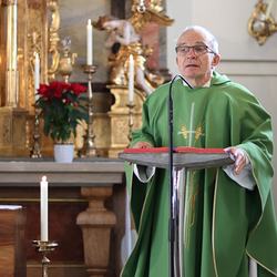Vikar Norbert Glaser beim Predigen