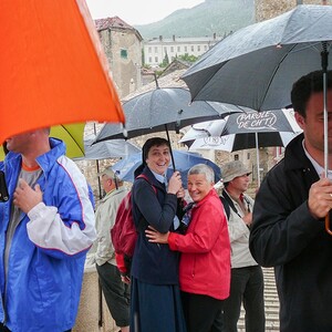 In Mostar: Sr. Maria mit Freundin Luise.