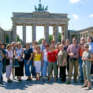 Gruppenfoto vor dem Brandenburger Tor in Berlin
