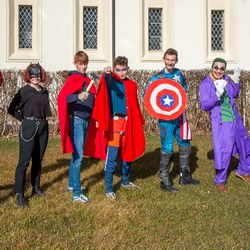 Spider-Man (Michael Fürnschuß), Batwoman (Katharina Katzbeck), Thor (Lukas Grinschgl), Superman (Gregor Pongratz), Captain America (Markus Koglek), Joker (Felix Freidl), Dr. Strange (Moritz Freidl)