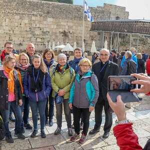 Sr. Maria mit der Dobler Gruppe und Bischof Wilhelm Krautwaschl vor der Klagemauer in Jerusalem. Ihre erste Reise nach Israel.