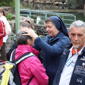 Sr. Maria spendet am Fluss Jordan den Mitreisenden den Einzelsegen.