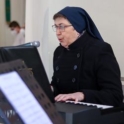 Klavier und Gesang von Sr. Maria Leopold