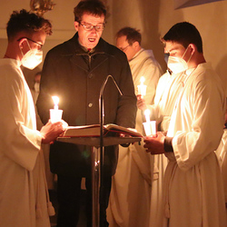 Willibald Leitl singt das Exsultet, das Loblied auf die Osterkerze/Christus das Licht der Welt