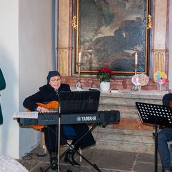 Die Musiker singen ein Segenslied für Vinzenz Grinschgl