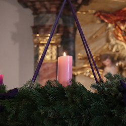 Die dritte – rosarote – Kerze brennt.