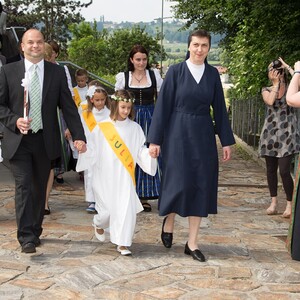 Sr. Maria begleitet die Erstkommunionkinder in den Schlosshof.